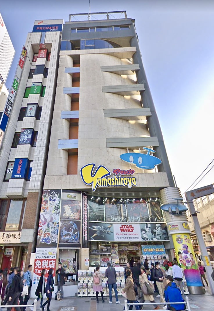 JR上野駅（中央口）の正面に見えるビルに店舗を構える「ヤマシロヤ」